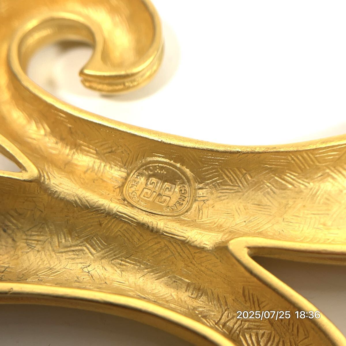 美品 GIVENCHY ジバンシー ジバンシィ ゴールドカラー 大ぶり ブローチ アクセサリー 装飾品 ファション 小物_画像5