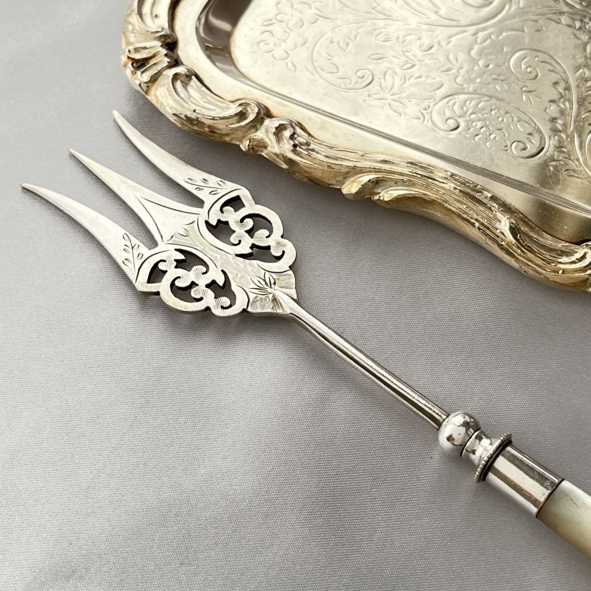 【英国】【白蝶貝】透かしのブレッドフォーク　マザーオブパール 英国】【白蝶貝】透かしのブレッドフォーク マザーオブパール