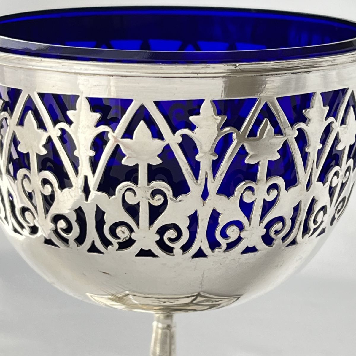 【英国】 透かしのボンボンスタンド【シルバープレート / ガラス】ハンドル付き 英国】 透かしのボンボンスタンド【シルバープレート / ガラス