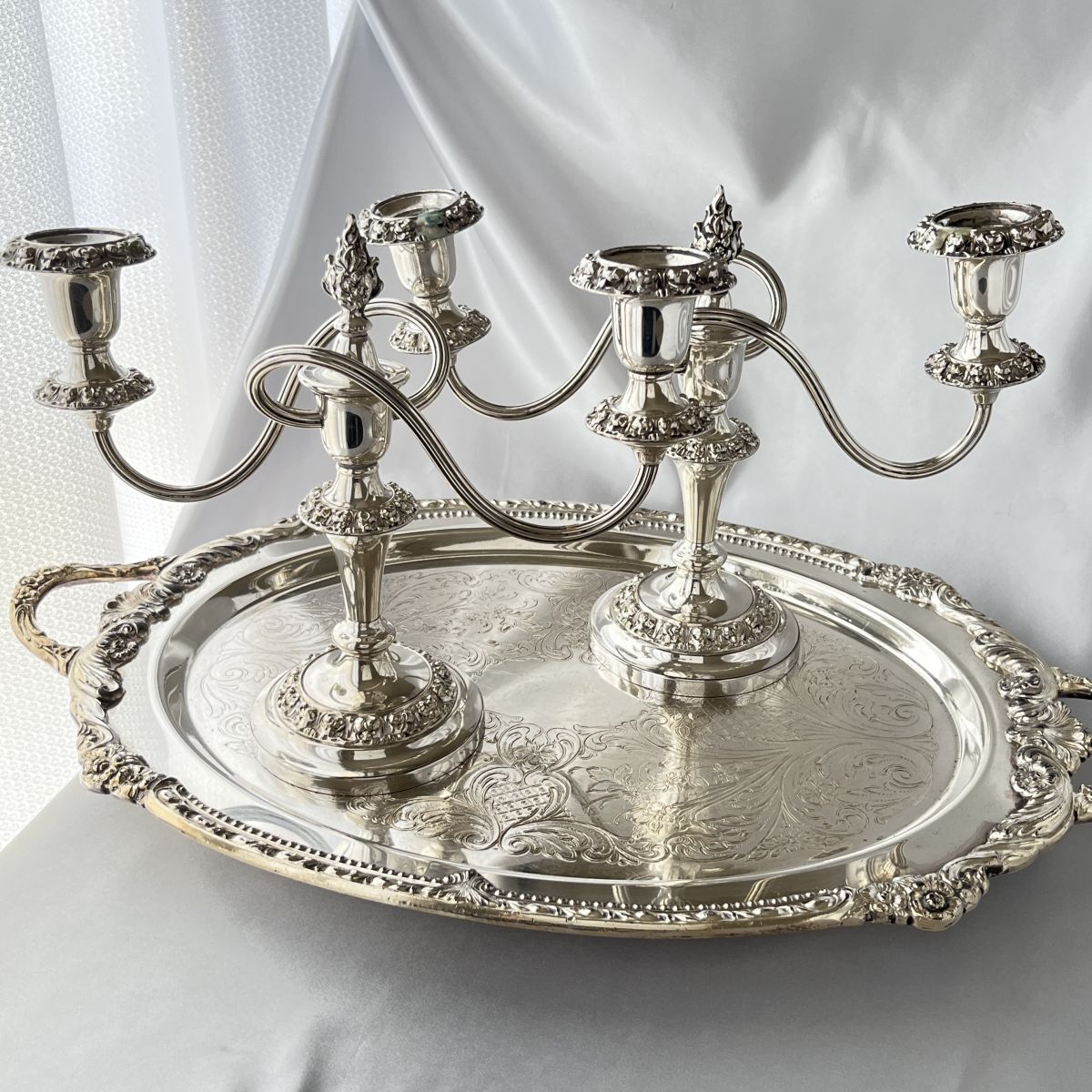 【英国】 薔薇モチーフのキャンドルスタンド ペア【シルバープレート】燭台 英国】 薔薇モチーフのキャンドルスタンド ペア【シルバー