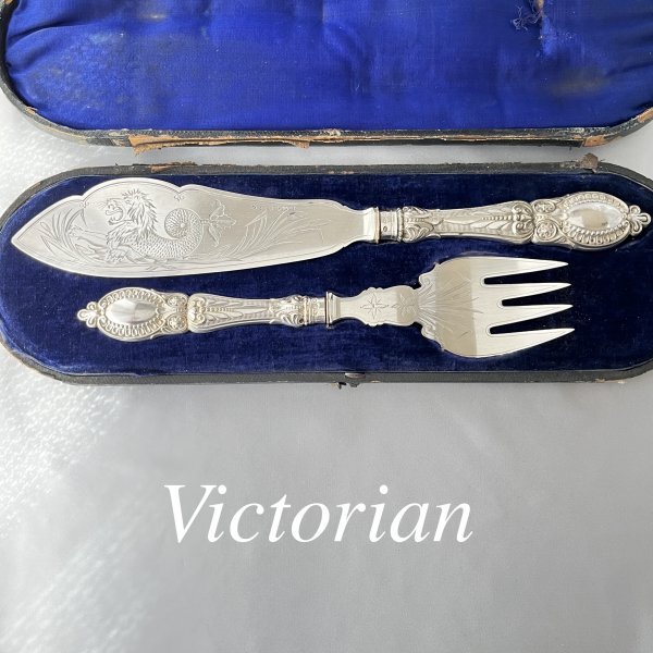 【英国】 ビクトリアンのサーバー ペア  獅子のエングレイブ 豪奢!!! 英国】 ビクトリアンのサーバー ペア【シルバープレート】 獅子