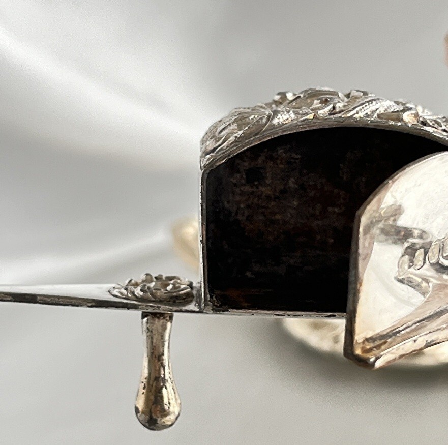 英国】 ビクトリアンのキャンドルスナッファー【シルバープレート】芯