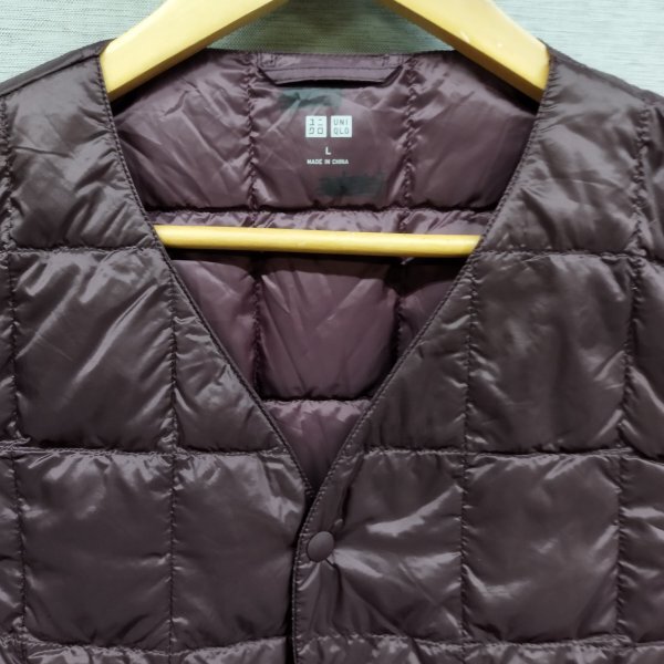 H715 UNIQLO ユニクロ ウルトラ ライト ダウン ベスト インナーダウン ナイロン ブラウン系 サイズ L コンパクト Vネック 防寒 ライナー_画像2