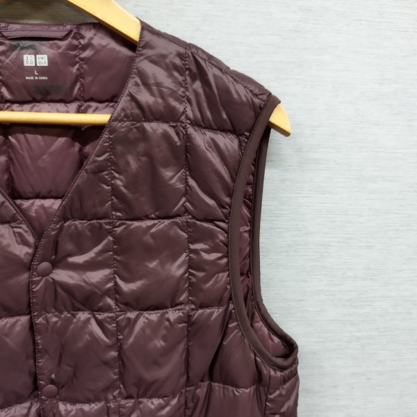 H715 UNIQLO ユニクロ ウルトラ ライト ダウン ベスト インナーダウン ナイロン ブラウン系 サイズ L コンパクト Vネック 防寒 ライナー_画像3