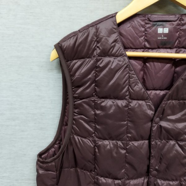 H715 UNIQLO ユニクロ ウルトラ ライト ダウン ベスト インナーダウン ナイロン ブラウン系 サイズ L コンパクト Vネック 防寒 ライナー_画像4