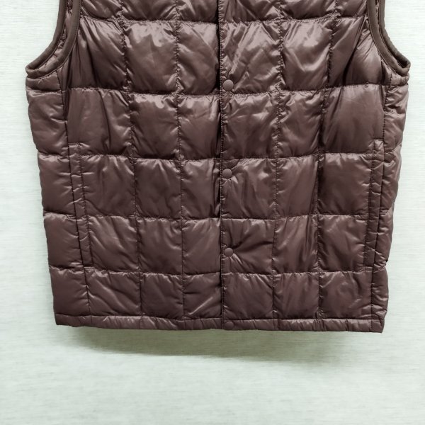 H715 UNIQLO ユニクロ ウルトラ ライト ダウン ベスト インナーダウン ナイロン ブラウン系 サイズ L コンパクト Vネック 防寒 ライナー_画像5