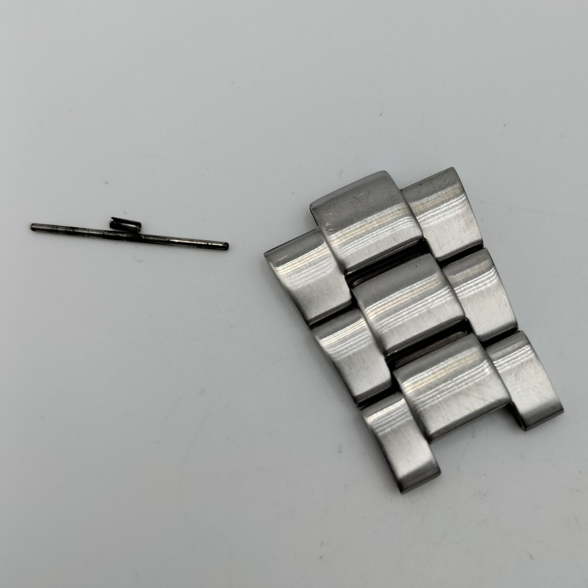 【中古品】 腕時計 部品 シチズン プロマスター H112-T016651 ベルトの２コマ目から４コマ目 ２段目〜４段目　接続用のピン付き_画像1