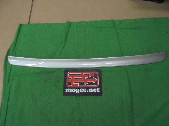 8FT8024 AGS1)) 日産 セレナ CC25 後期型 ハイウェイスター にて使用 リアゲートミドルスポイラー_画像1