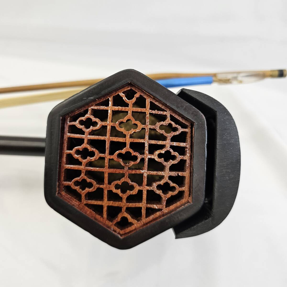 【レトロ】二胡 木製 六角形 2弦 練習用テキスト 付属品あり レトロ】二胡 木製 六角形 2弦 練習用テキスト 付属品あり