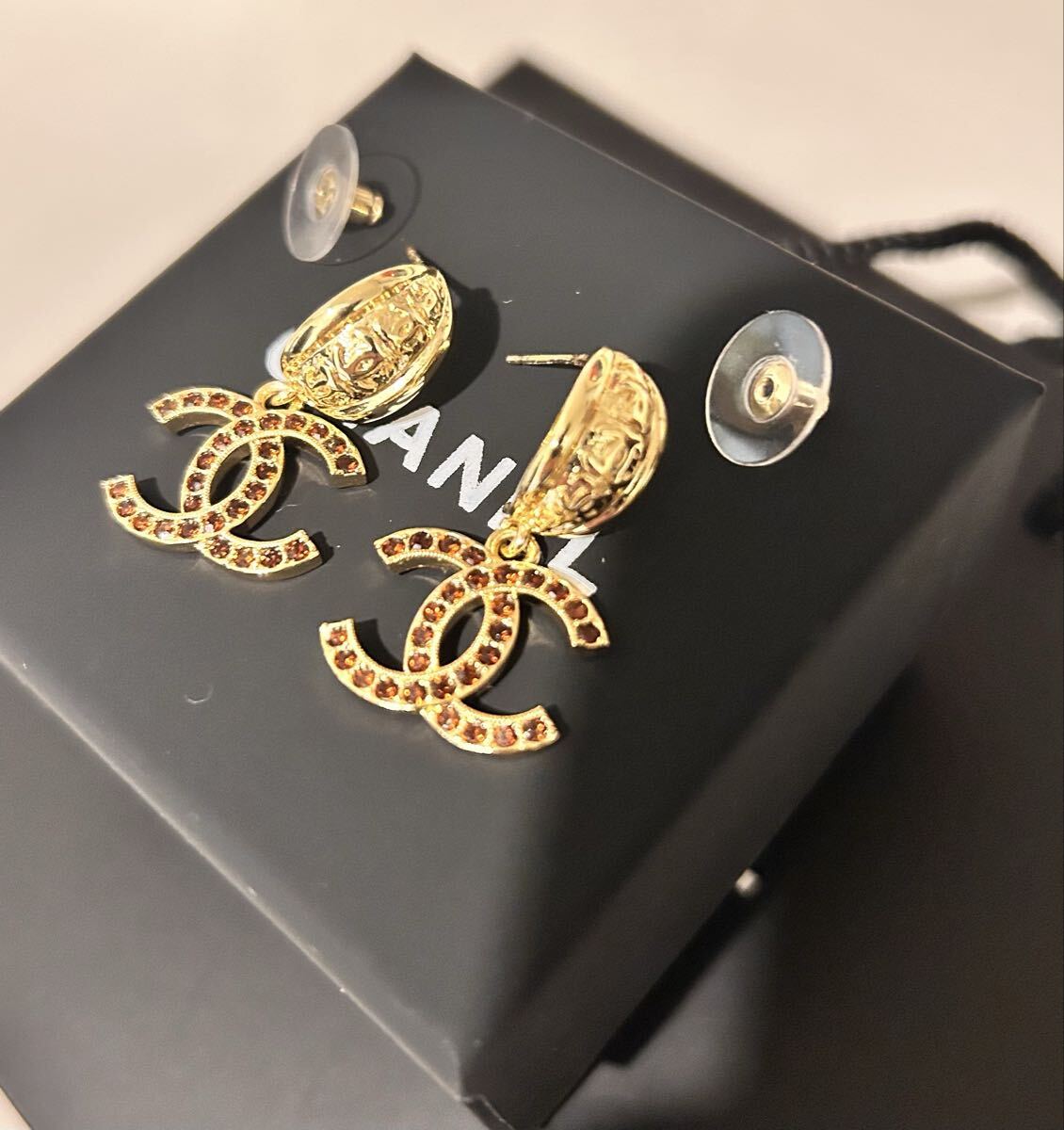お洒落カラーでエレガントに◎【CHANEL】ピアス 希少 CHANEL 25A CCロゴ ピアス 両耳用エレガントでお洒落 赤色