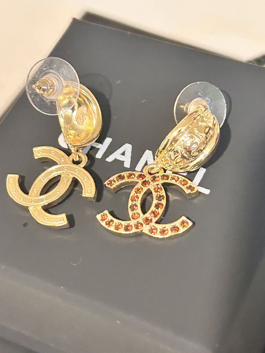 【揺れて華やかに25A限定デザイン】 CHANEL ピアス 希少 CHANEL 25A CCロゴ ピアス 両耳用エレガントでお洒落 赤色