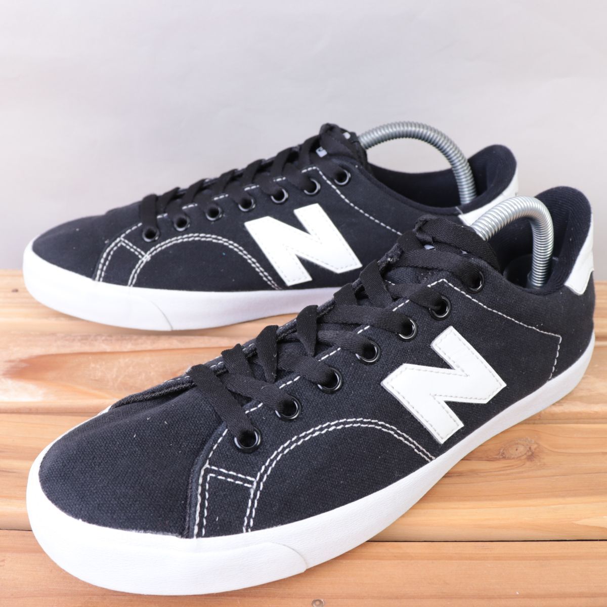 z1095【210】ニューバランス US8 26.0cm/黒 ブラック 白 ホワイト newbalance メンズ スニーカー 中古_画像1