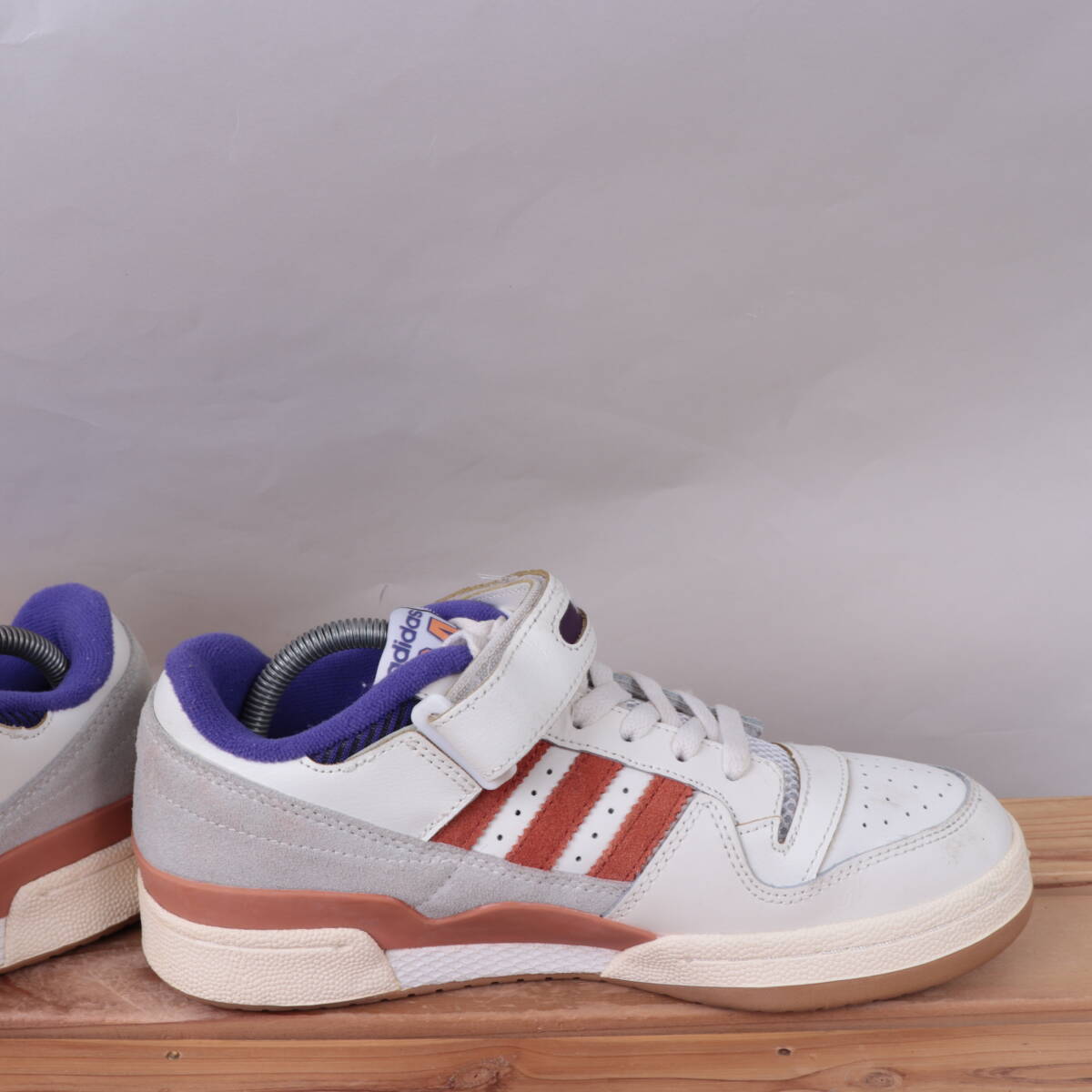 z1296 アディダス フォーラム 84 ロー US8 1/2 26.5cm/白 ホワイト 紫 adidas FORUM 84 LOW メンズ スニーカー 中古_画像3