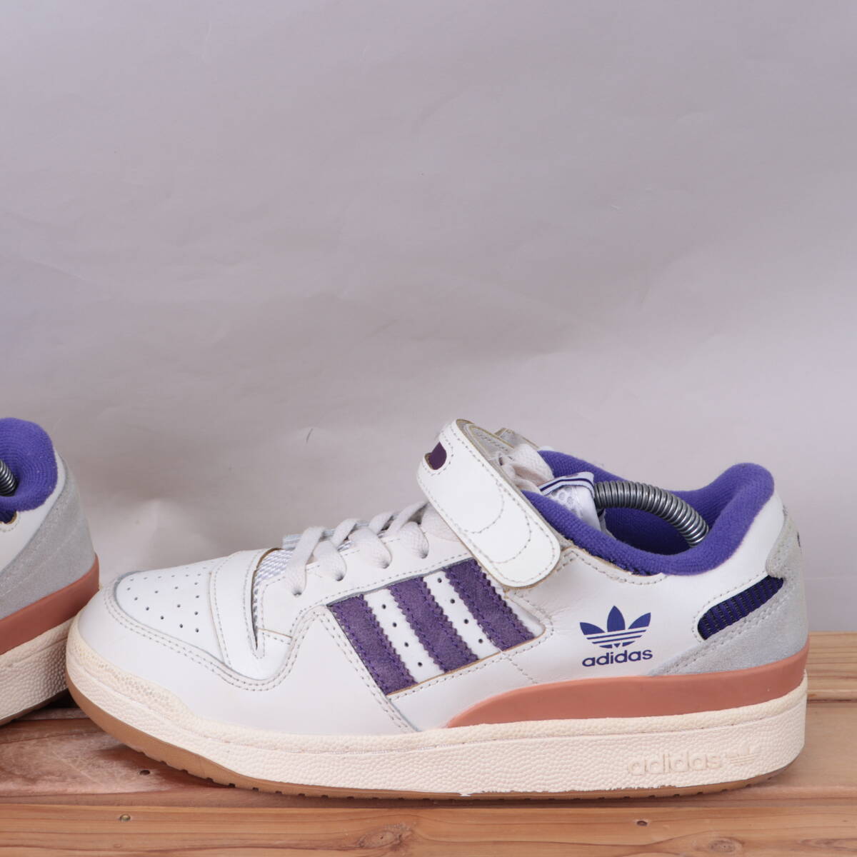 z1296 アディダス フォーラム 84 ロー US8 1/2 26.5cm/白 ホワイト 紫 adidas FORUM 84 LOW メンズ スニーカー 中古_画像4