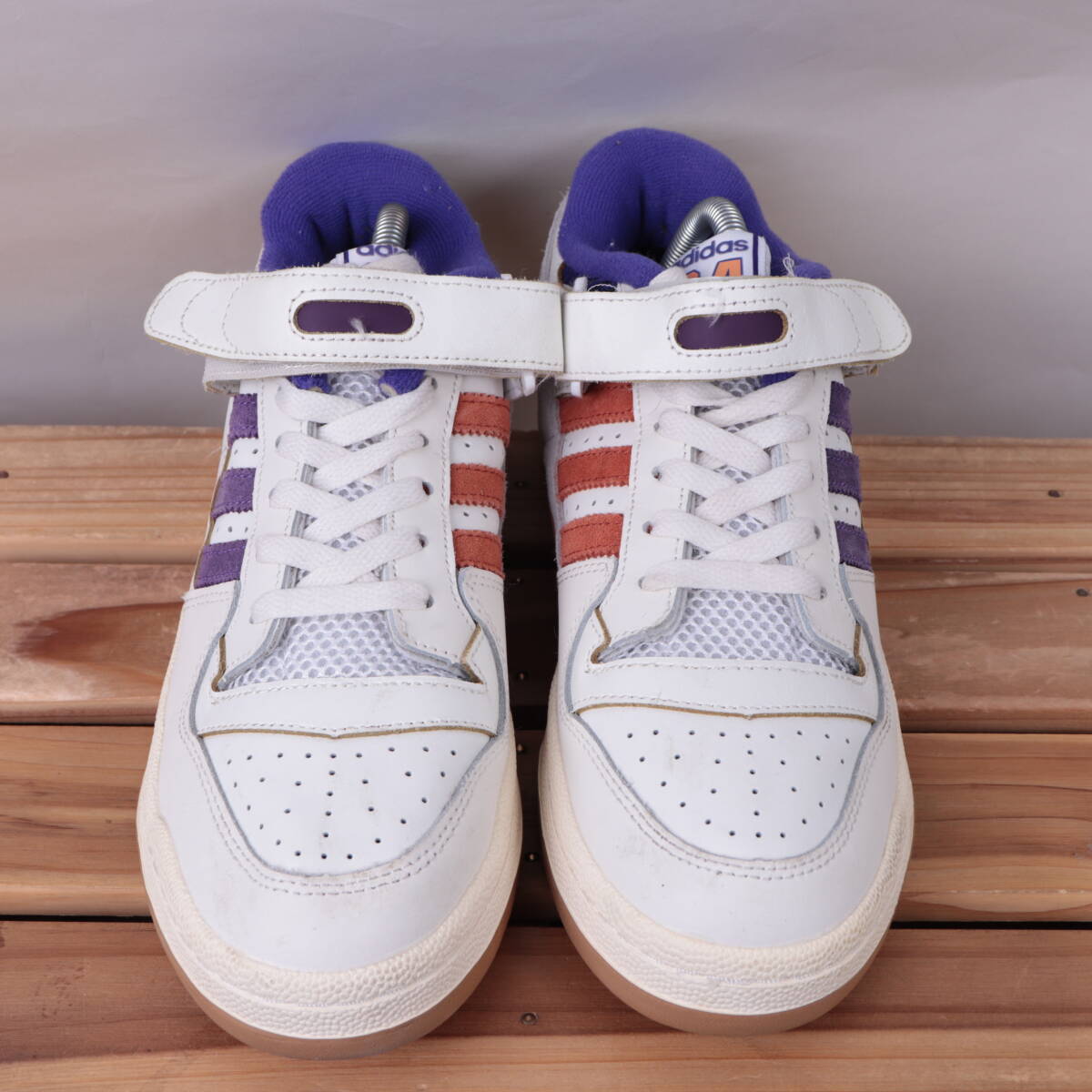 z1296 アディダス フォーラム 84 ロー US8 1/2 26.5cm/白 ホワイト 紫 adidas FORUM 84 LOW メンズ スニーカー 中古_画像2