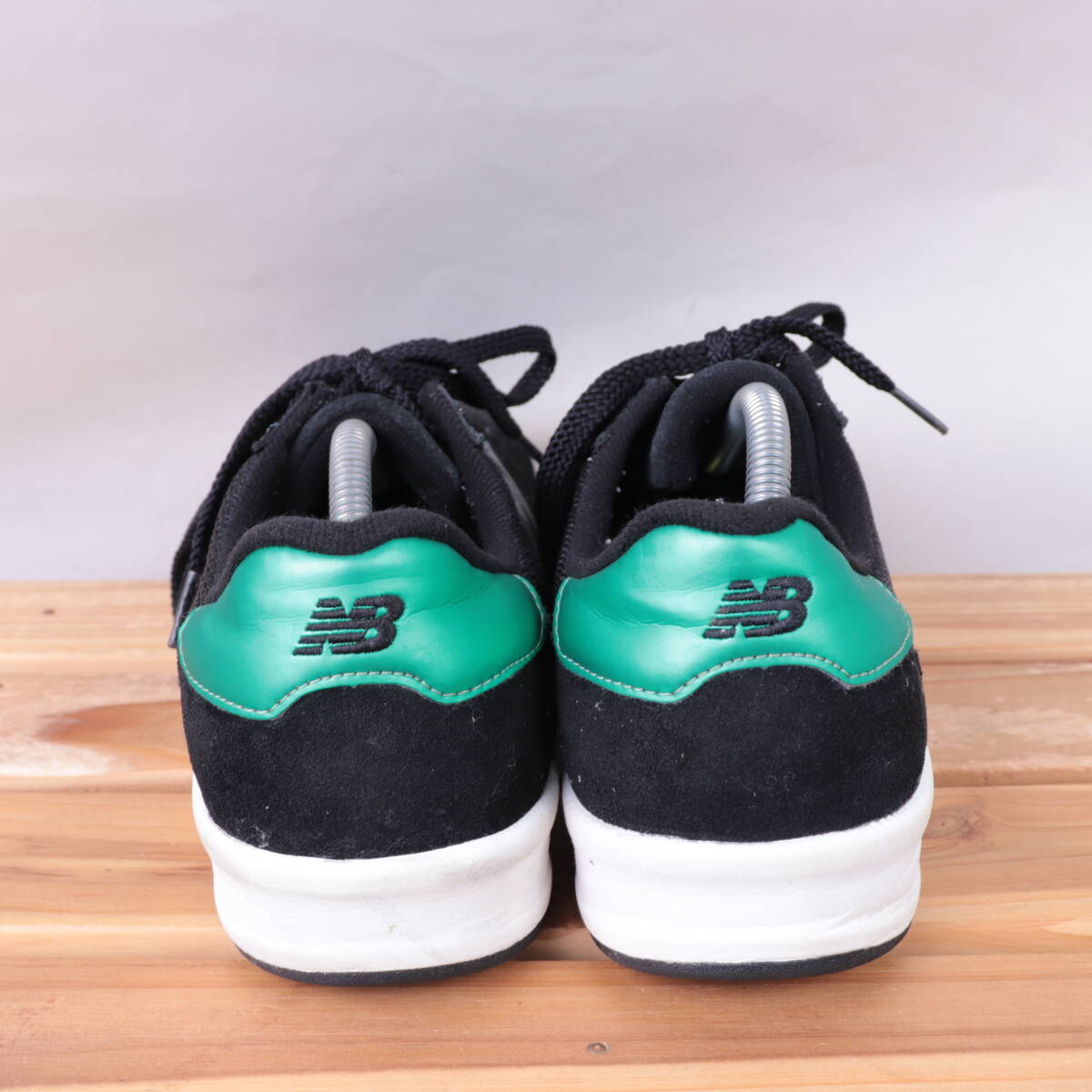 z1309【300】ニューバランス US11 29.0cm/黒 ブラック シルバー メタリックグリーン newbalance メンズ スニーカー 中古_画像4