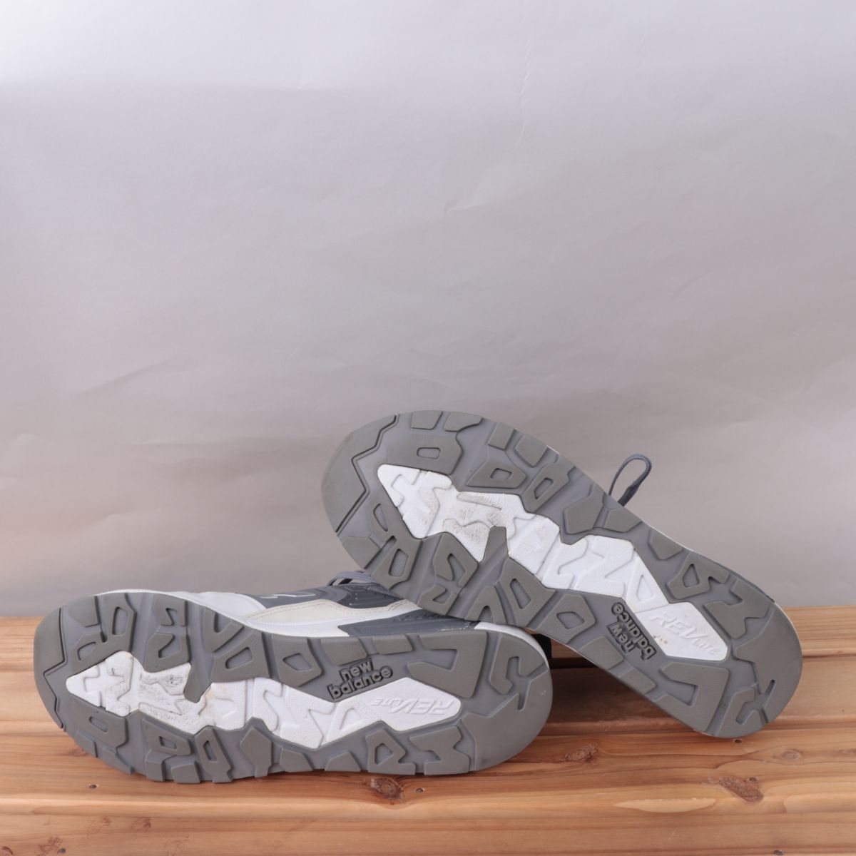 z1423【580】ニューバランス US8 26.0cm/灰 グレー 白 newbalance メンズ スニーカー 中古_画像5