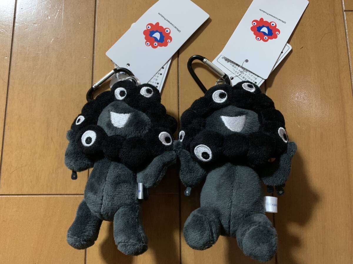 ミャクミャク ブラック カラビナ付きマスコット 立ち＆座り 黒