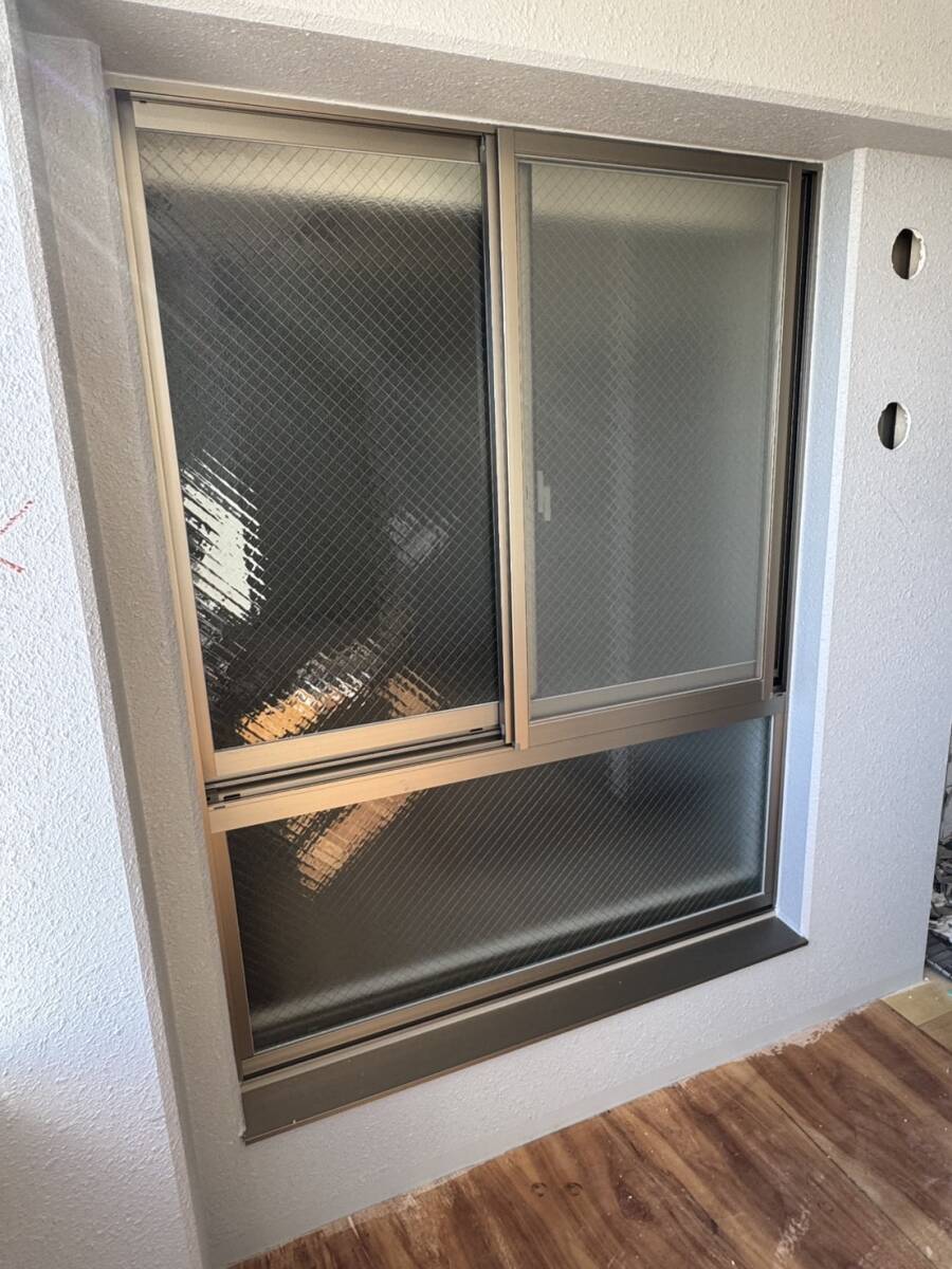 072595三協アルミサッシ2020年製展示場使用 防犯ワイヤーガラス網戸付き 引き違い腰窓 下部明り取り 鉄骨仕様 ガレージ車庫倉庫事務所に 西