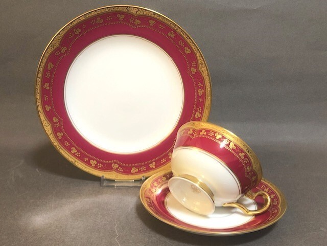 ◎大倉陶園 アレキサンドリーヌ 高貴な赤と金蝕 カップ＆ソーサーと