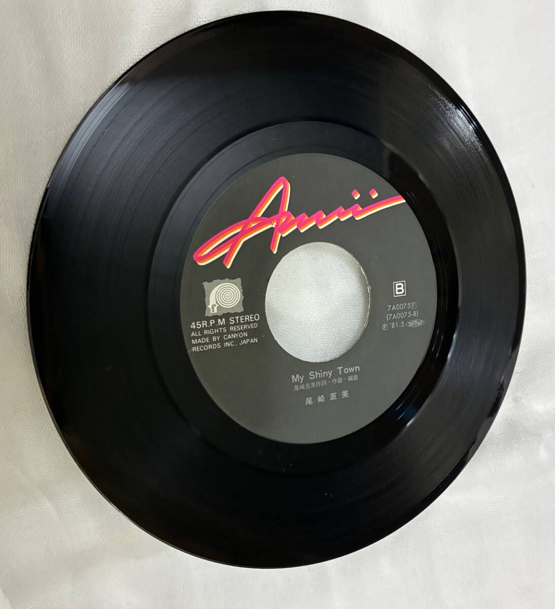 尾崎亜美 ”A, Love Is Easy / B, My Shiny Town” 7” 1981年45 RPM シングル 7 A007 5-A CANYON RECORDS INC_画像4