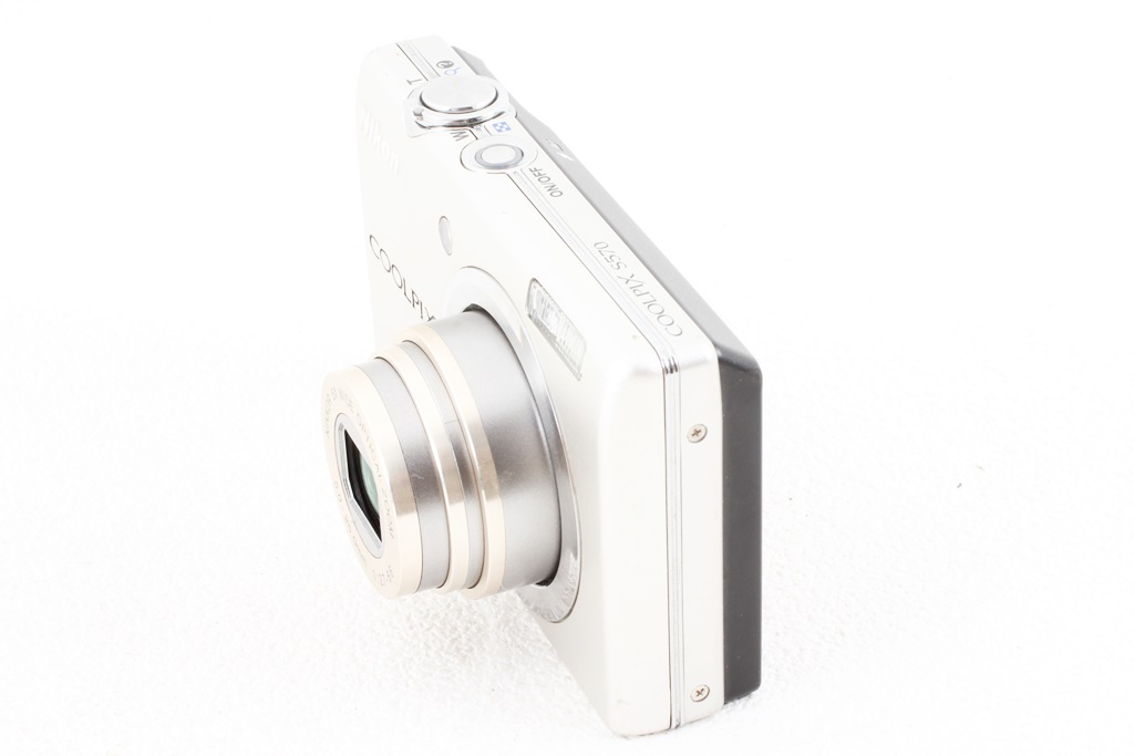 美品　Nikon COOLPIX S570 デジタルカメラ　シルバー 動作確認済み 美品 Nikon ニコン コンパクト デジタルカメラ