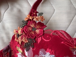 新品★トリンプ★C75★ブラジャー★ブラック★きれい赤・お花飾り付き★お花模様レース★ブラ★レッドレーベル ｆ_画像4