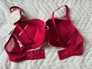 新品★トリンプ★C75★ブラジャー★ブラック★きれい赤・お花飾り付き★お花模様レース★ブラ★レッドレーベル ｆ_画像5