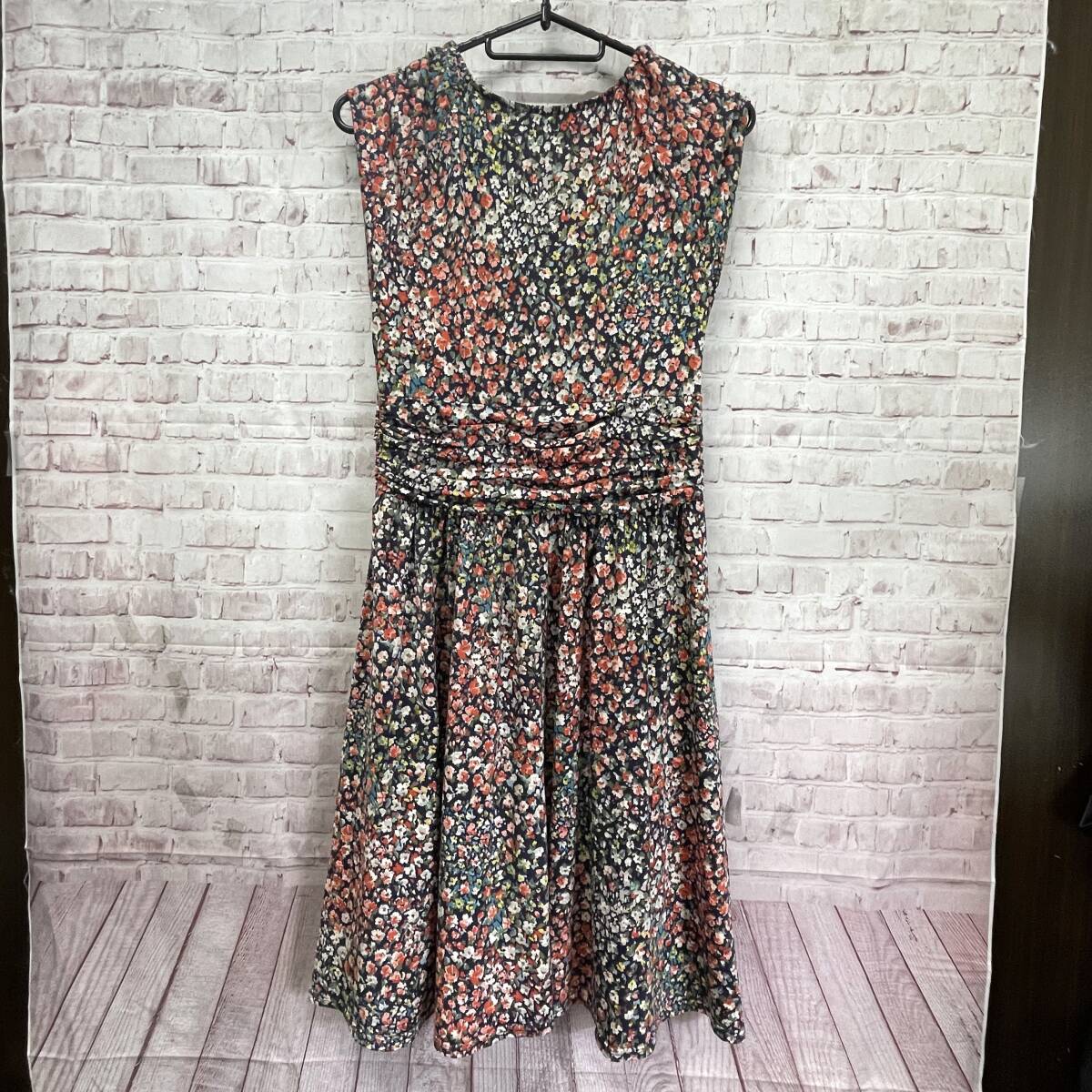 EGERIE エジェリ フレンチスリーブ 膝丈 フレア カシュクール ワンピース 花柄 総柄 フラワー ネイビー×レッド×イエロー系 ストレッチ_画像3