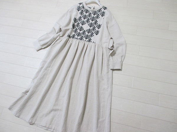 quatre saisons*キャトルセゾン　刺繍ギャザーリネン麻混ワンピース　私の部屋リビング_画像3