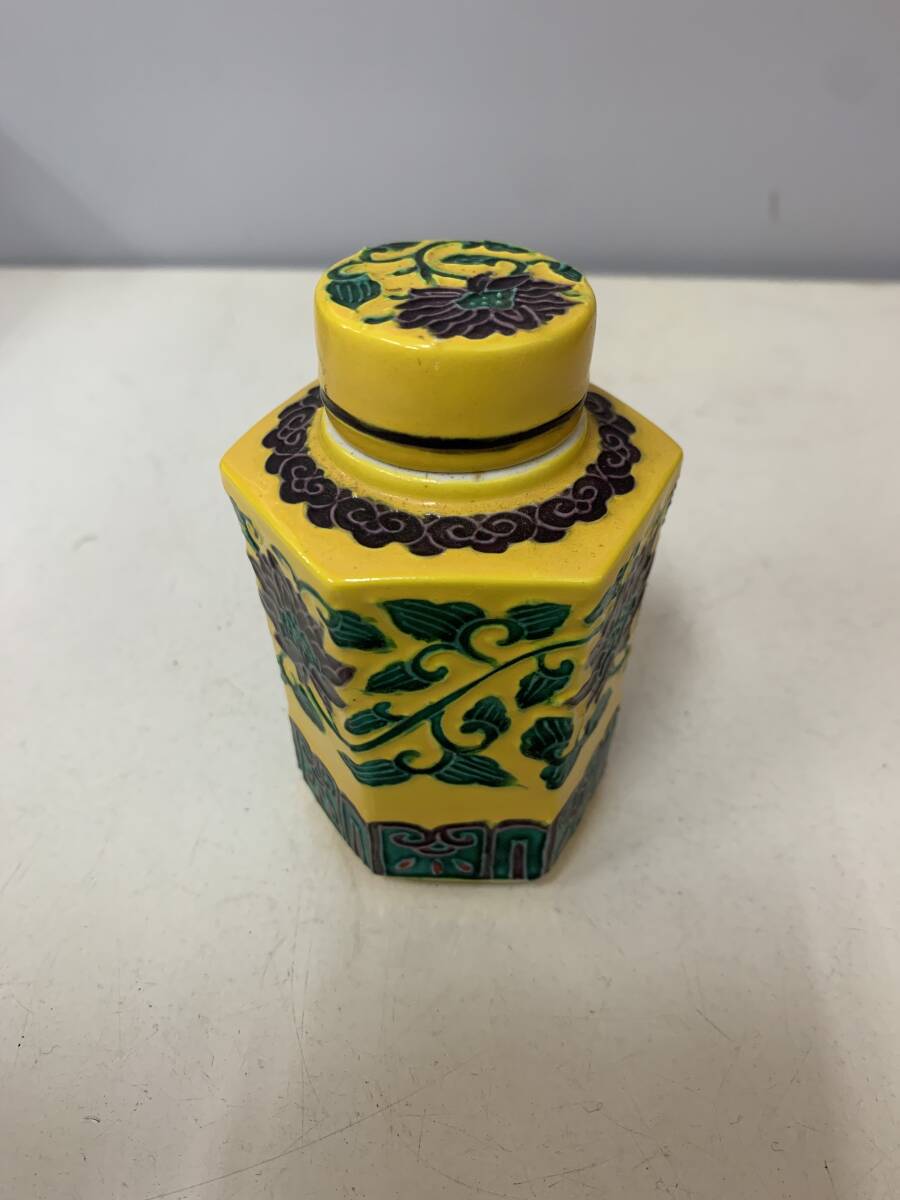 N2194　 茶心壷 黃交趾 六角 花唐草文 昭阿彌 / 煎茶道具 茶壺 茶壷 茶入 葉茶器 茶貯 建城 三彩 茶道具 小笠原流 売茶翁 小川流 黃檗