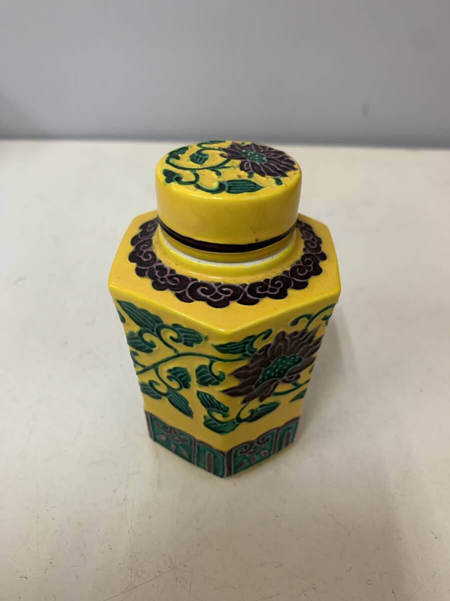 N2194　 茶心壷 黃交趾 六角 花唐草文 昭阿彌 / 煎茶道具 茶壺 茶壷 茶入 葉茶器 茶貯 建城 三彩 茶道具 小笠原流 売茶翁 小川流 黃檗