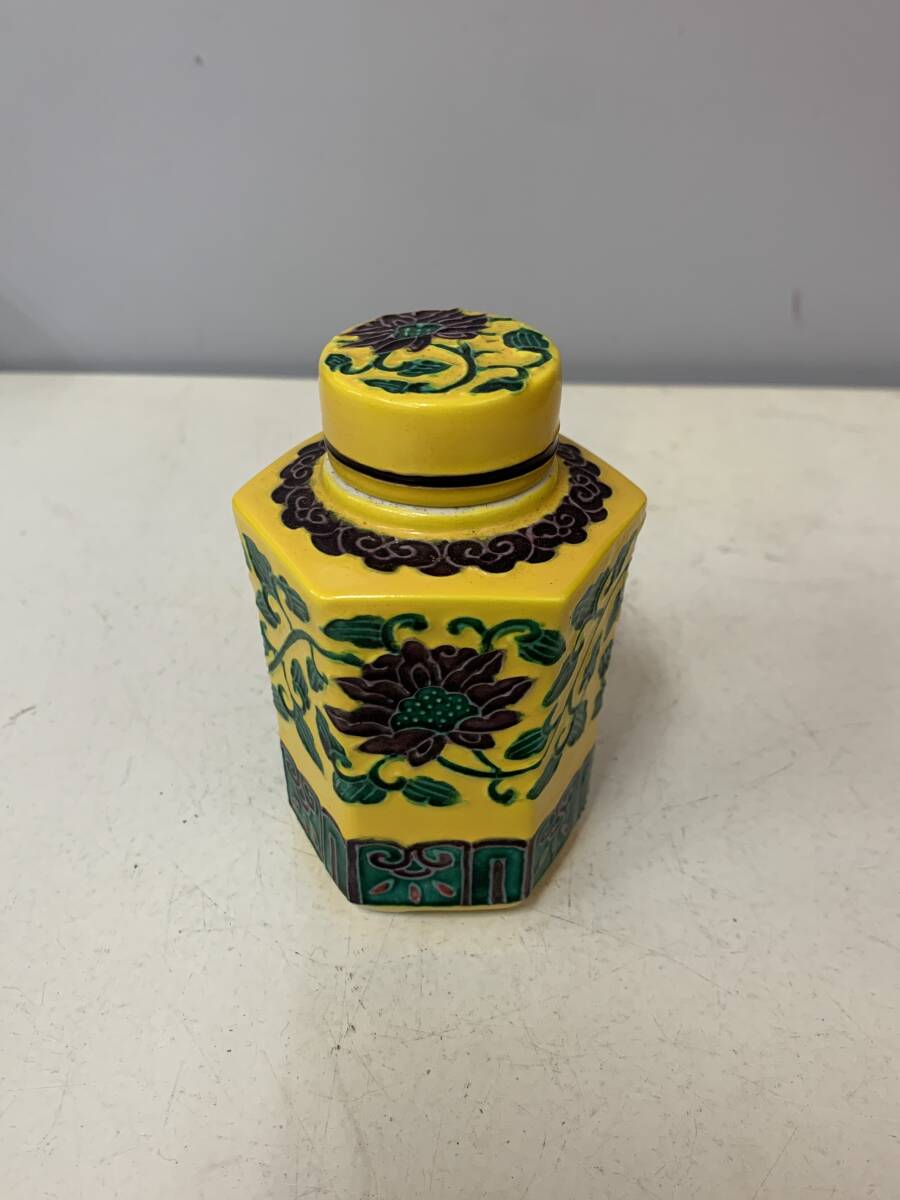 N2194　 茶心壷 黃交趾 六角 花唐草文 昭阿彌 / 煎茶道具 茶壺 茶壷 茶入 葉茶器 茶貯 建城 三彩 茶道具 小笠原流 売茶翁 小川流 黃檗