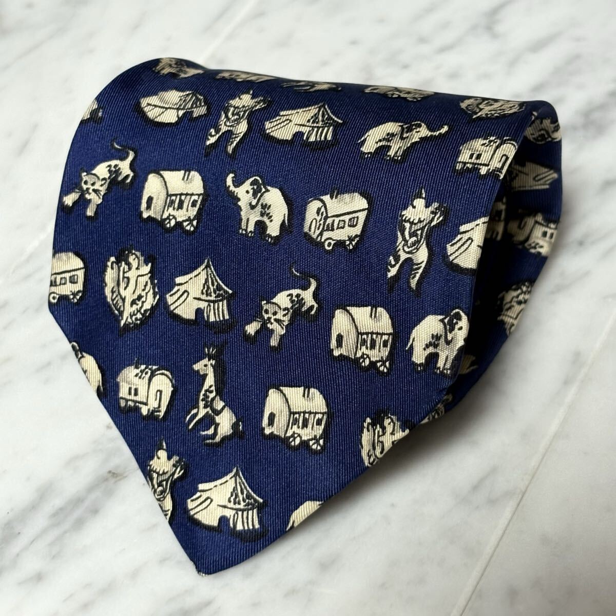 999円～ Ferragamo ネクタイ ネイビー 動物柄 建物柄 (B14)_画像1