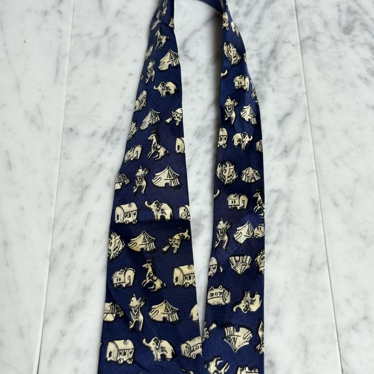 999円～ Ferragamo ネクタイ ネイビー 動物柄 建物柄 (B14)_画像3