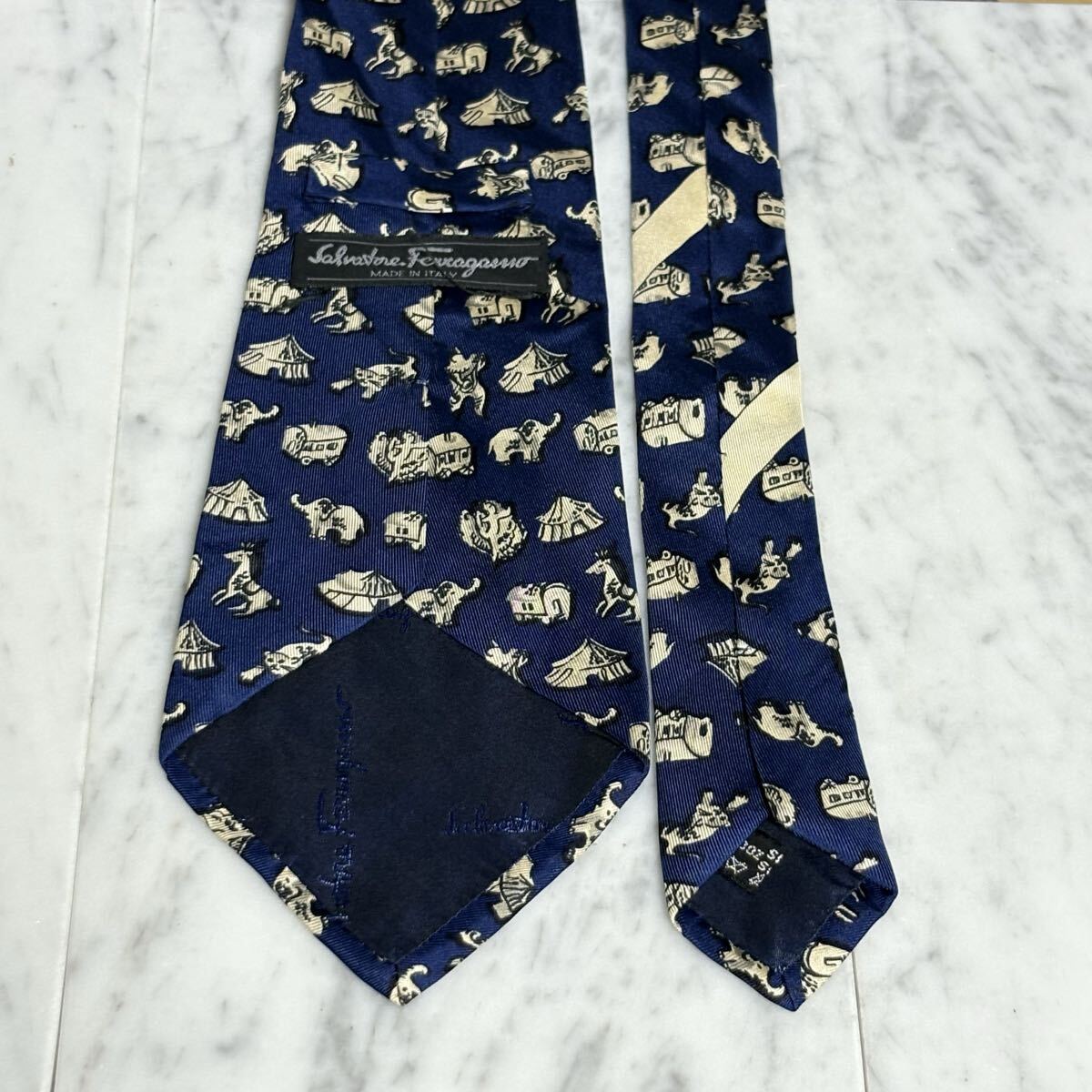 999円～ Ferragamo ネクタイ ネイビー 動物柄 建物柄 (B14)_画像4