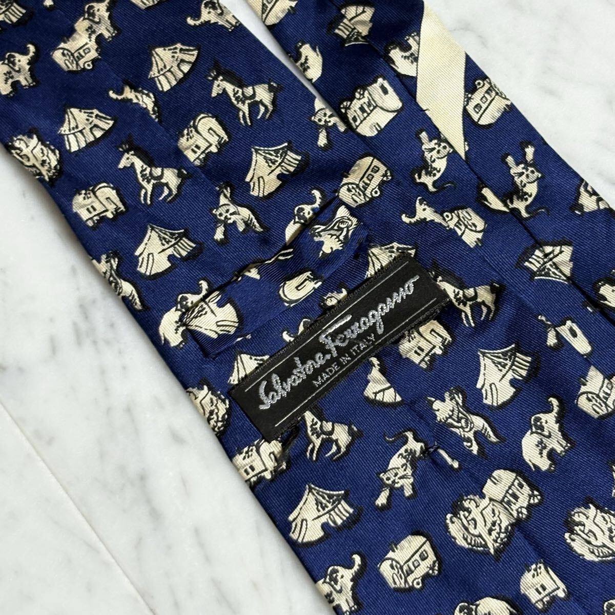 999円～ Ferragamo ネクタイ ネイビー 動物柄 建物柄 (B14)_画像5