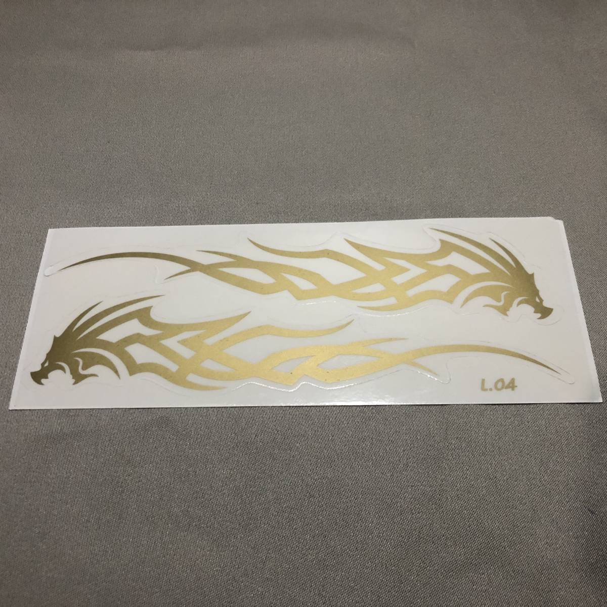 新品・即決・トライバル調のドラゴンのステッカー・ゴールド・品番L04_画像2