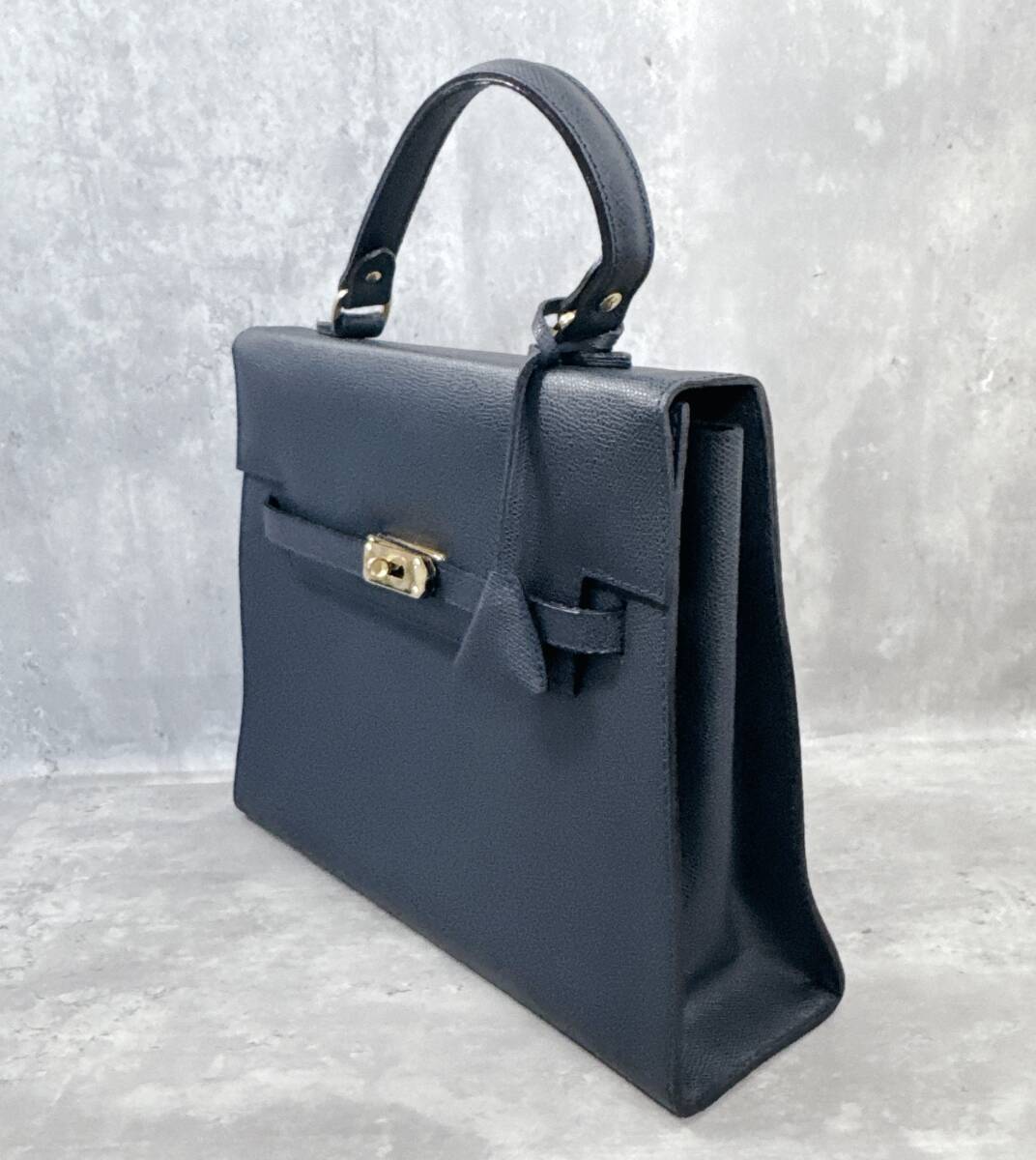 良品 Jean Michel Nouveau 台形 ハンドバッグ サフィアーノレザー ネイビー チャーム付き 金具 ビジネスバッグ 自立 フランス製 NAVY 中古_画像1