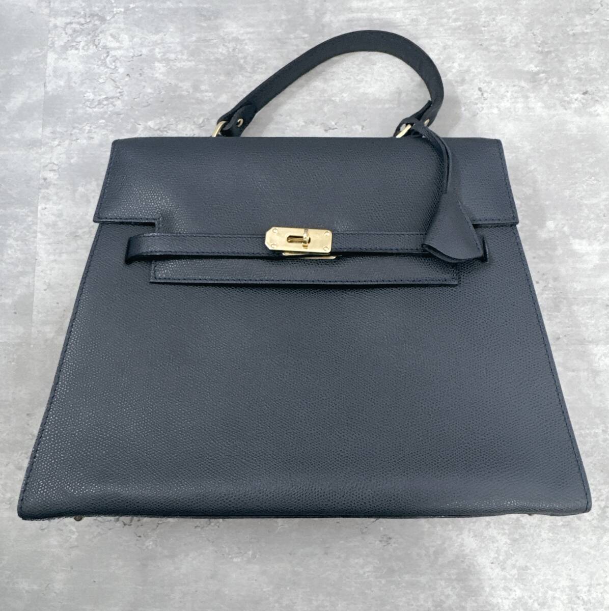 良品 Jean Michel Nouveau 台形 ハンドバッグ サフィアーノレザー ネイビー チャーム付き 金具 ビジネスバッグ 自立 フランス製 NAVY 中古_画像4