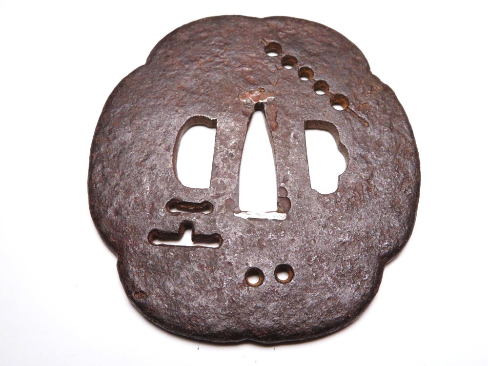 11259】刀装具 江戸～明治 鉄地 透かし 団子 鍔（初品・買取品）