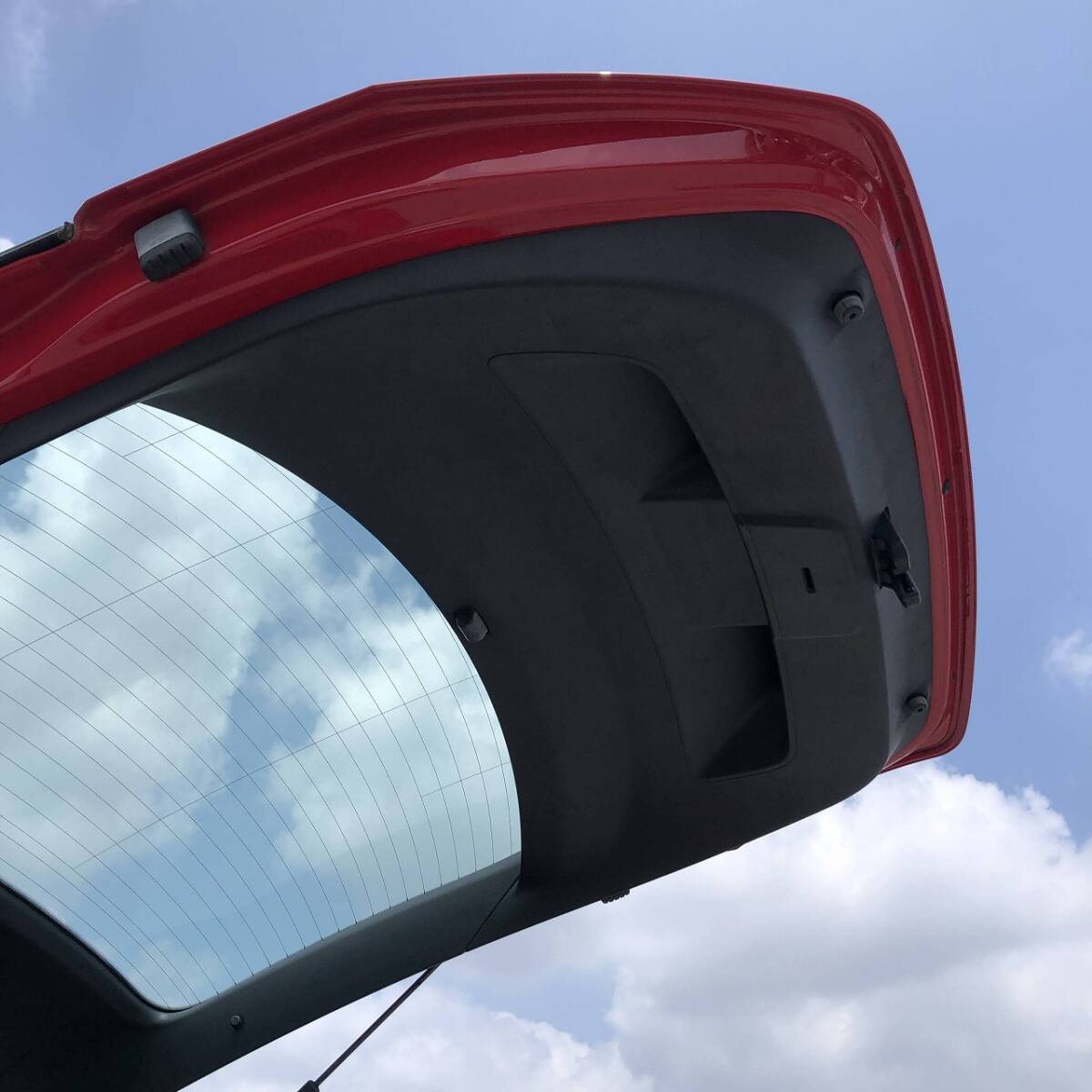 250535-10 VW ザ・ビートル DBA-16CBZ 前期 純正 バックドア リアゲート ガラス トリム全部付き レッド系 赤_画像6