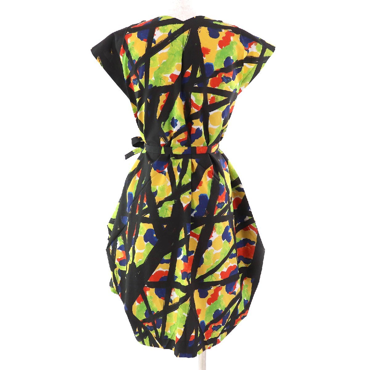 極美品△132 5. ISSEY MIYAKE 132 5. イッセイミヤケ IL31FH809 総柄 立体シルエット ノースリーブ ワンピース 黒 マルチカラー 3 正規品_画像3