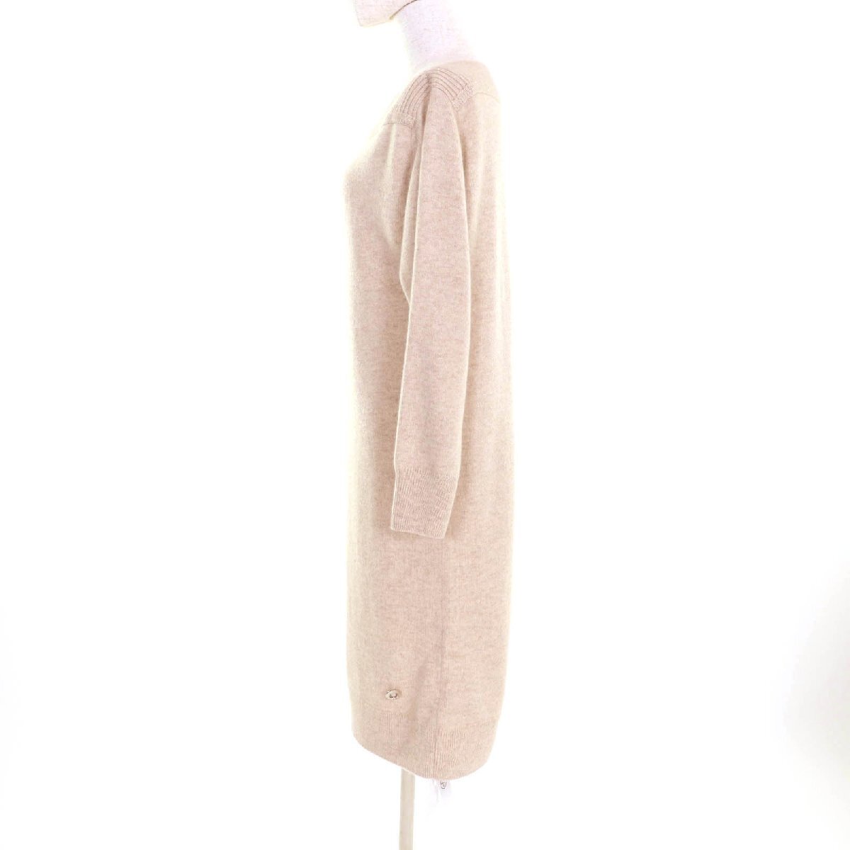 未使用品★HERMES エルメス 24AW 4H2541D1 カシミヤ100％ ロゴ金具付 アシンメトリー 長袖 ニット ワンピース ベージュ 36 伊製 正規品_画像3