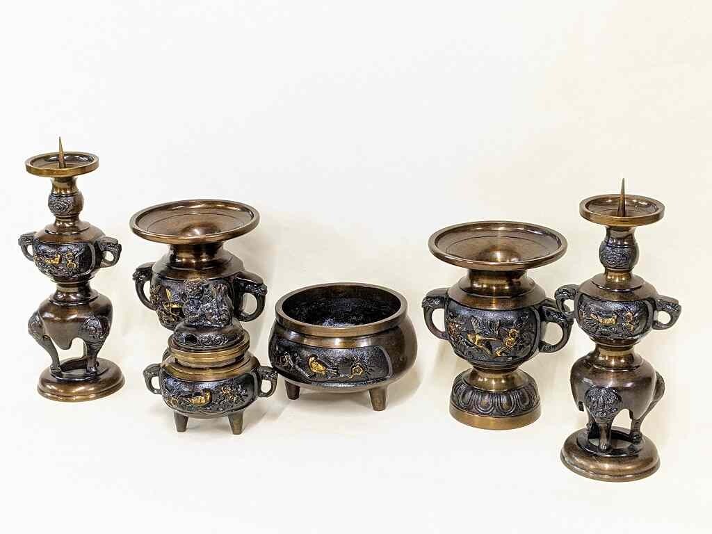 U397 栄弐造 真鍮製 花鳥図 仏具揃 獅子三足香炉 前香炉 灰入 花立 濁台/100
