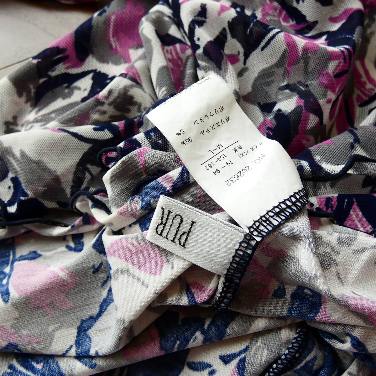 PURMODE ネイビー系花柄 ハイネック カットソー _画像3