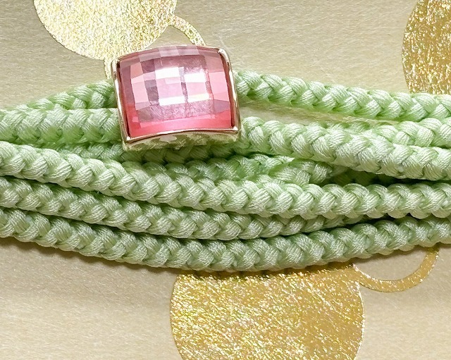 正絹帯〆G8231-67 送料無料 アクリル帯留付き帯〆 ミントグリーン色の細い紐の帯〆 おしゃれ着に　浴衣にも　 帯留 帯姿のポイントに_画像2