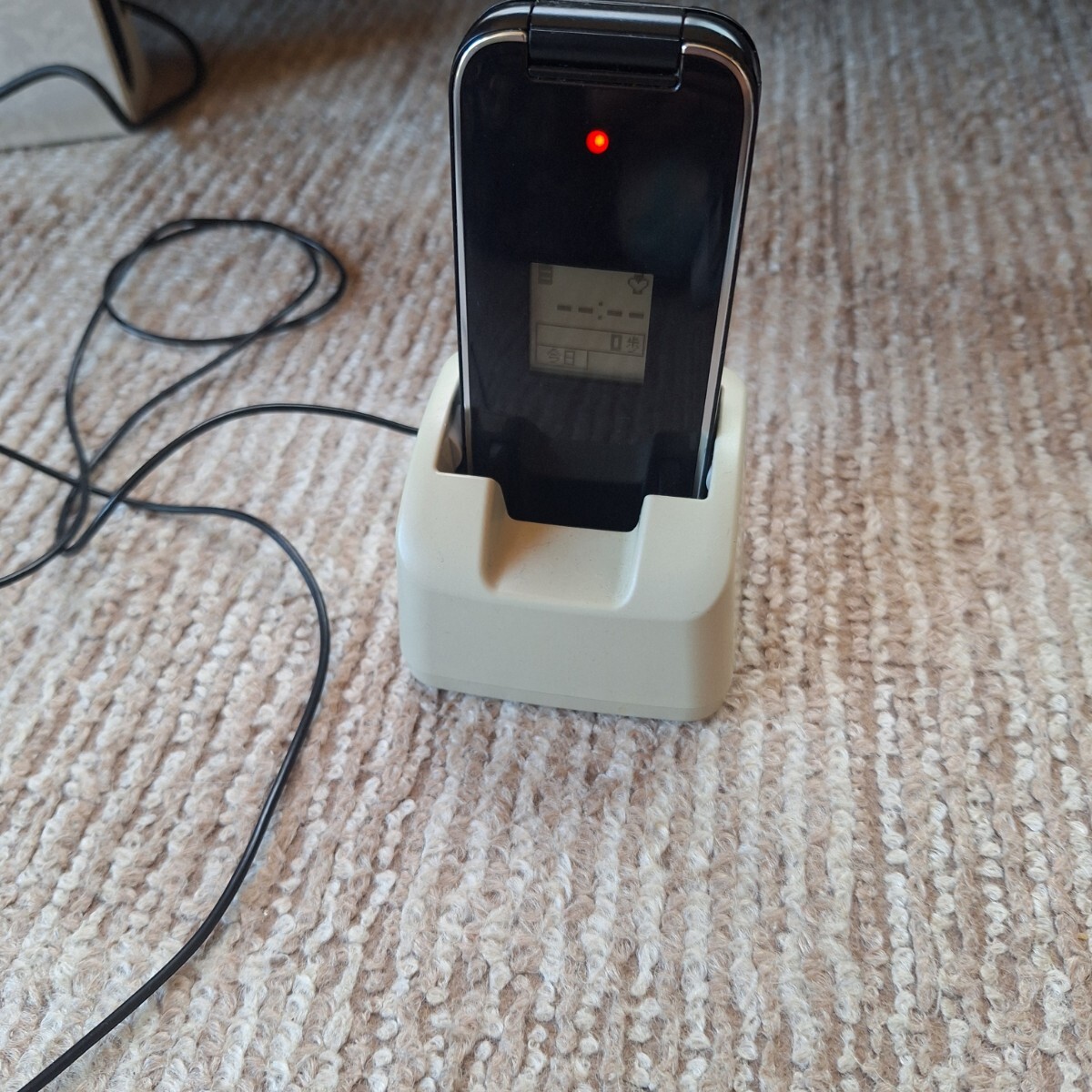 ドコモ 充電器とスタンド付きDOCOMOらくらくホン ガラケー