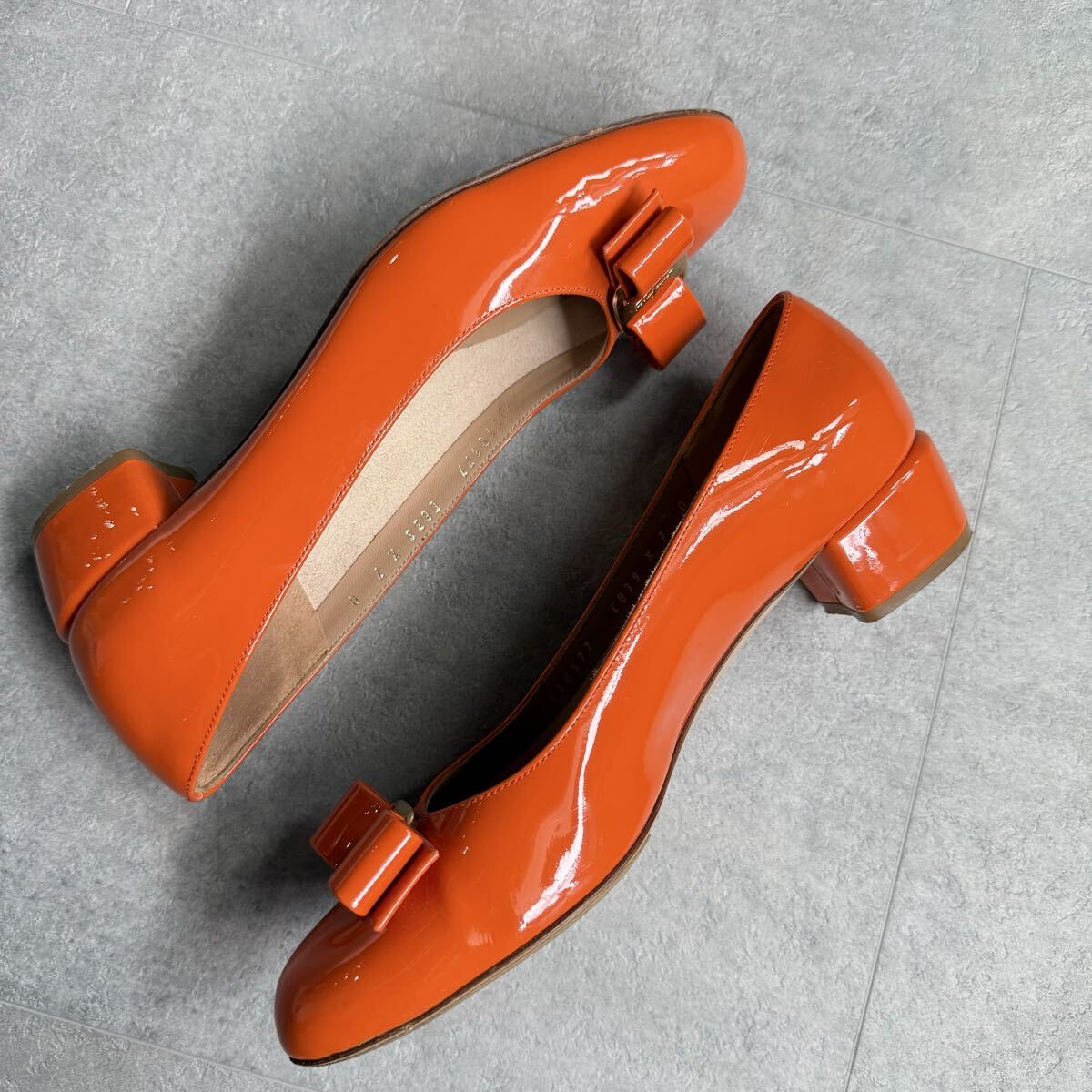 美品 SalvatoreFerragamo サルヴァトーレフェラガモ ヴァラリボン パンプス オレンジ ゴールド金具 7D 24cm レディースブランド 靴