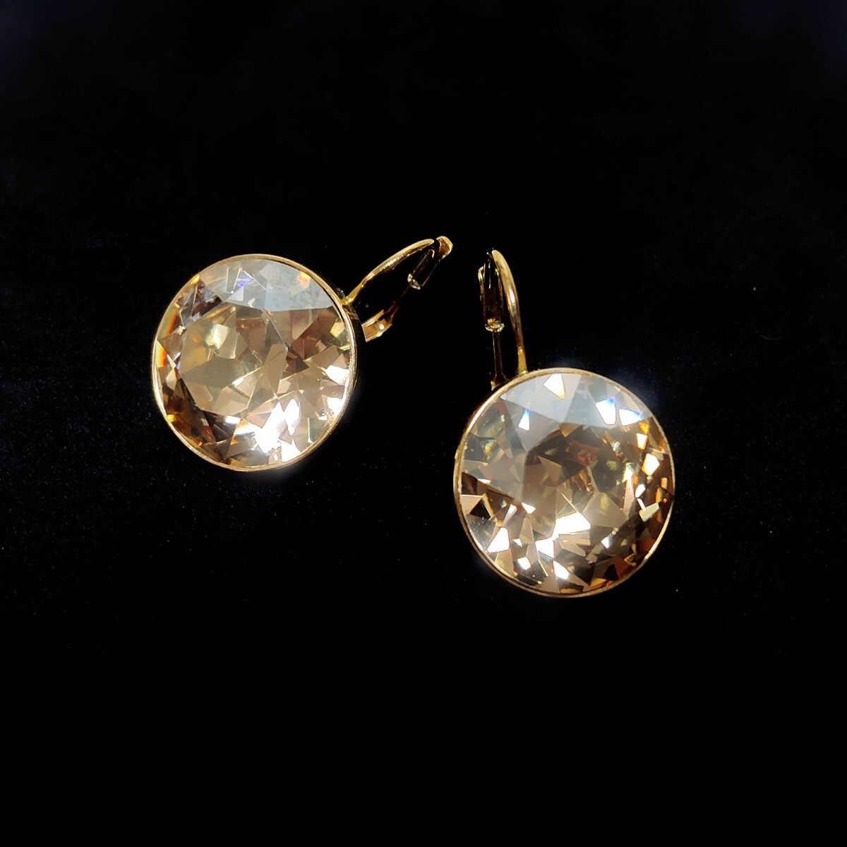 SWAROVSKI серьги крюк золотистый, цвет шампанского крупный crystal Swarovski аксессуары роскошный bela подвеска 